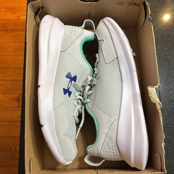 *** Brand New**** Girls Running Sneakers in Gray , Teal , Purple. Size 4.5 - Picture 5 of 6